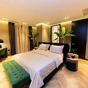 Hotel Unik, Selitë e Vogël